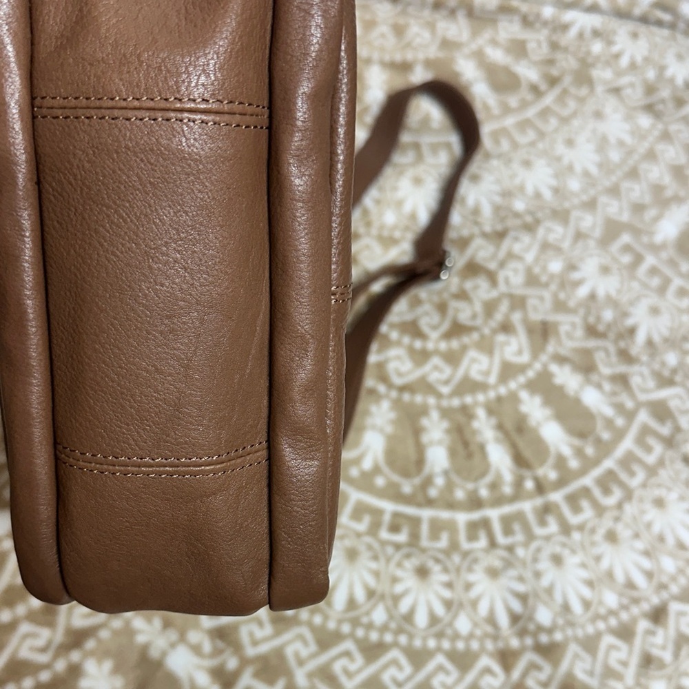 Tan Leather Crossbody Bag with multiple compartments - Picture 5 of 16